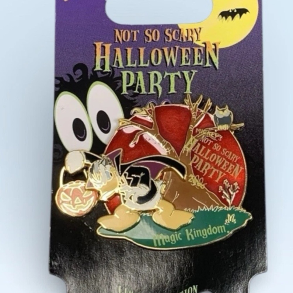 Disney Pin Donald as Vampire Mickey’s Not So Scary Halloween Party 2006 Dangle